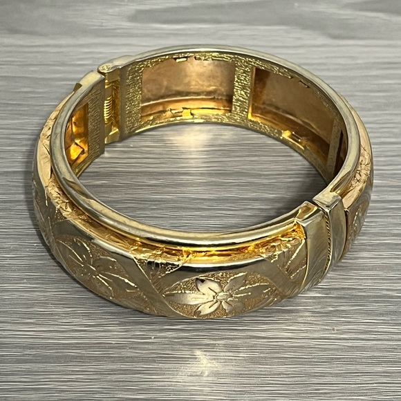 Vintage Hinged Gold Bracelet with Floral and Ribbon Design - Picture 2 of 7